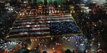 THE PEOPLE’S CONVOY – OVER 10,000 VEHICLES AND OVER 70 MILES LONG! THEY CALL ME THE BREEZE   (VIDEO 5 min)